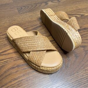 BEACH BY MATISSE Hali Platform Sandal with a woven raffia upper size 6